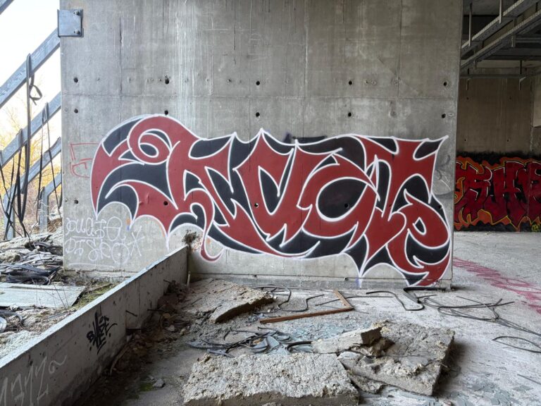 KUcie red black