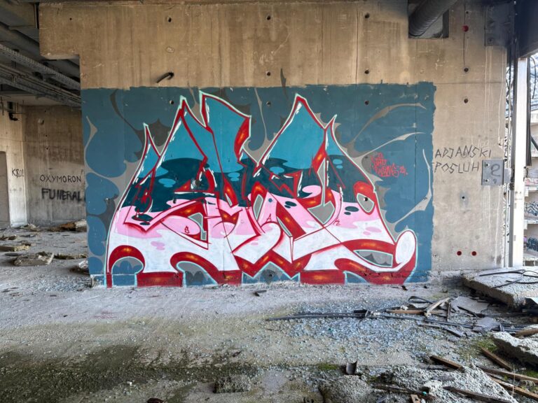 Syne red outline
