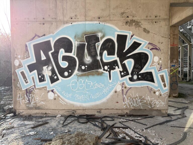 Aguck black and blue