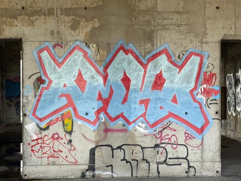Amko red outline