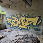Chino yellow graffiti