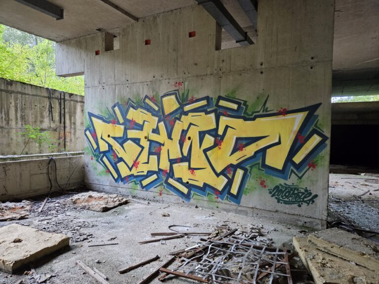 Chino yellow graffiti
