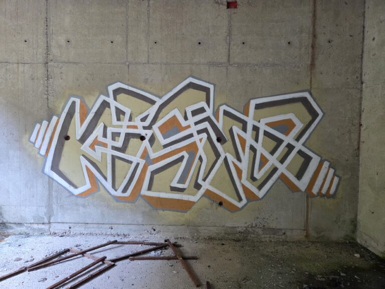 Kismo beige graffiti