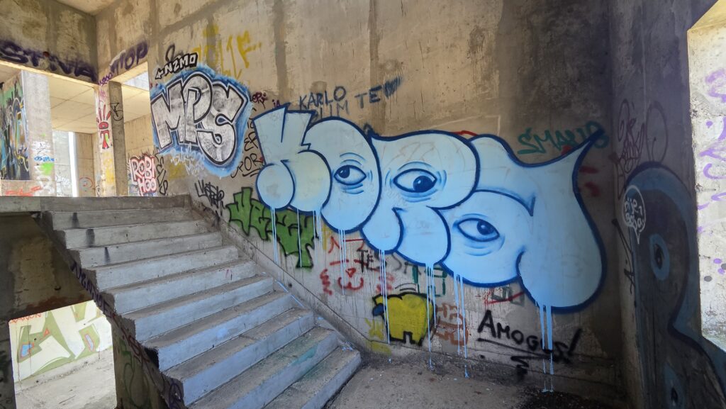 Kora t-up stairs