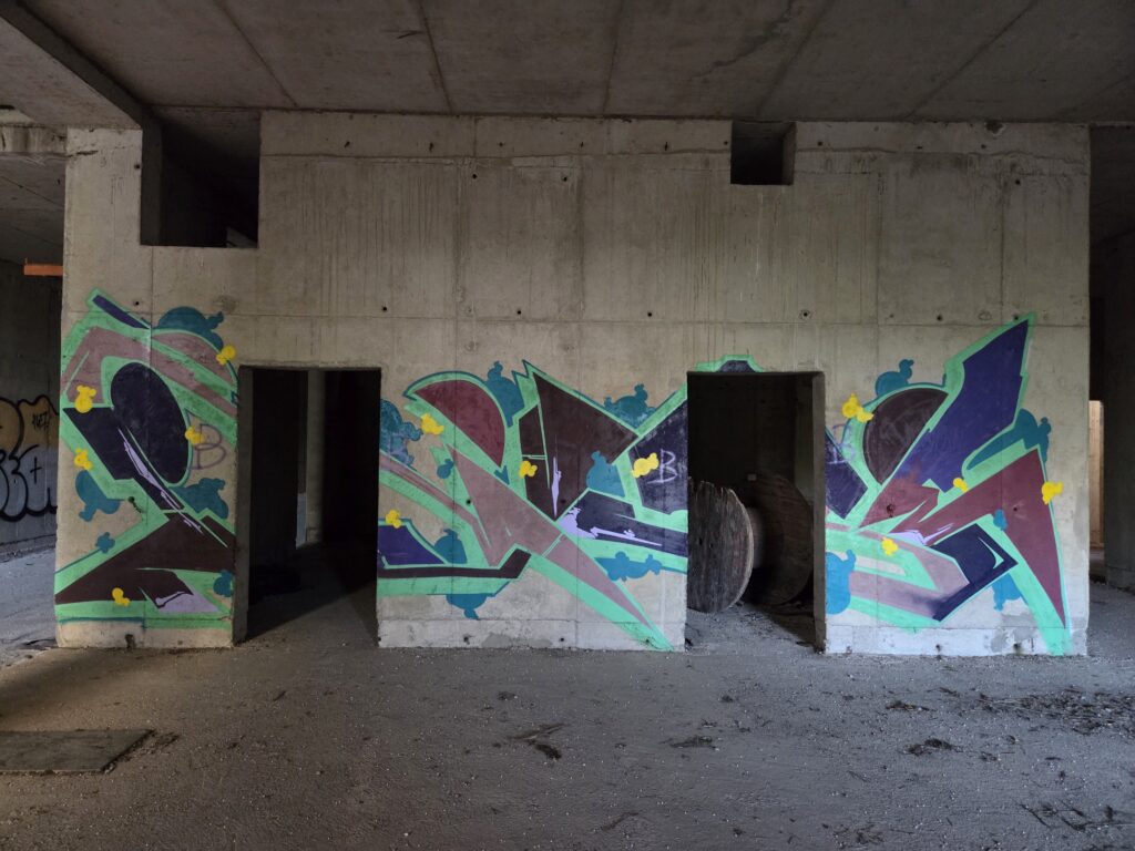 Pause no doors graffiti